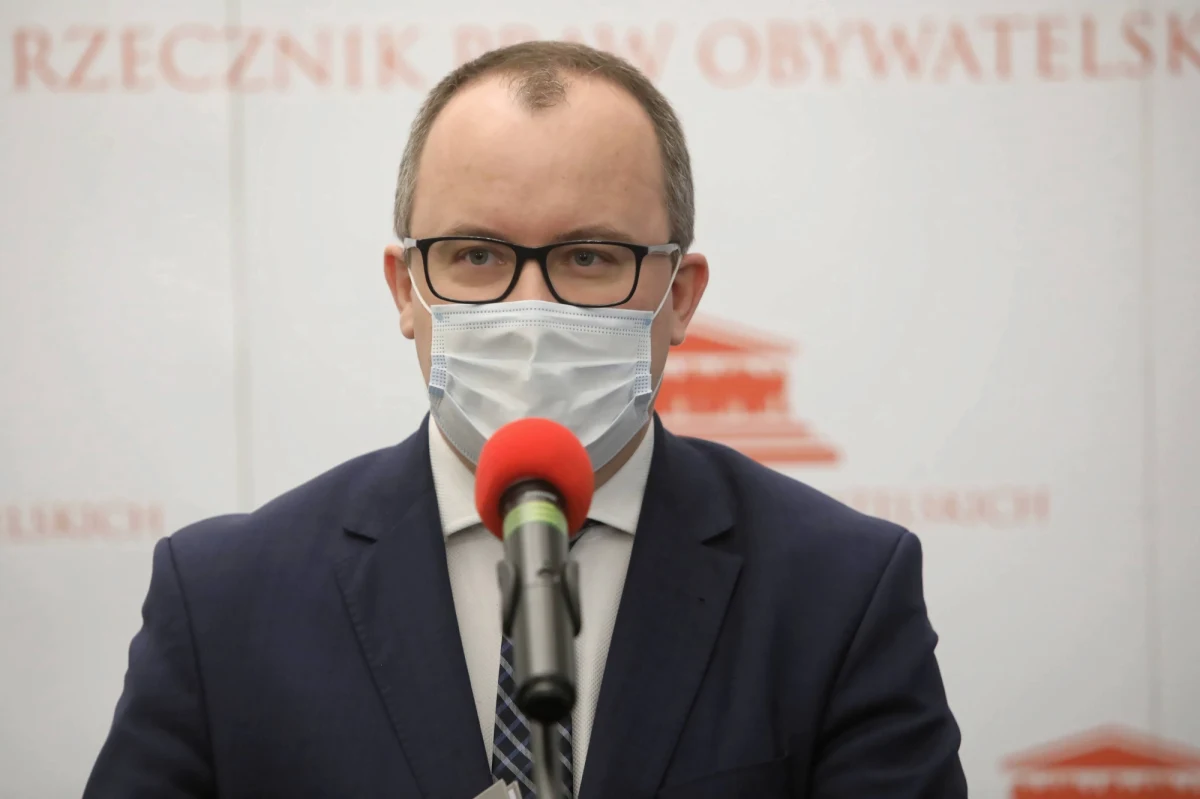 Zatrzymanie wszystkich mieszkańców Polski w domach w noc sylwestrową byłoby bezprawne; nie ma do tego odpowiednich przepisów ustawowych - powiedział w poniedziałek Rzecznik Praw Obywatelskich Adam Bodnar. Wyraził też nadzieję, że zapowiadany zakaz przemieszczania się nie zostanie ostatecznie wprowadzony.