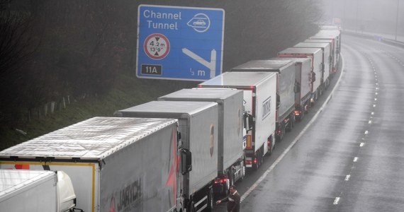 Kierowcy ciężarówek utknęli w brytyjskim Dover i okolicach. Powodem jest zamknięcia przez Francję granicy po pojawieniu się nowej mutacji koronawirusa w Wielkiej Brytanii. Kierowcy obawiają się, że nie zdążą wrócić do domu na święta, a to co się dzieje jest zaledwie zapowiedzią kłopotów po zakończeniu okresu przejściowego po brexicie - pisze "The Guardian".