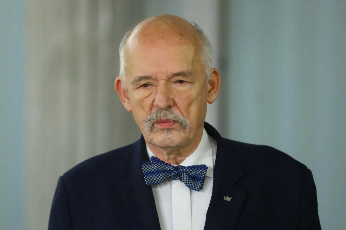 Poseł Konfederacji Janusz Korwin-Mikke miał wypadek w Otwocku. Kierowany przez niego fiat zderzył się z ciężarówką. Nikomu nic się nie stało. Funkcjonariusze sprawdzają, czy polityk miał uprawnienia do prowadzenia samochodu.