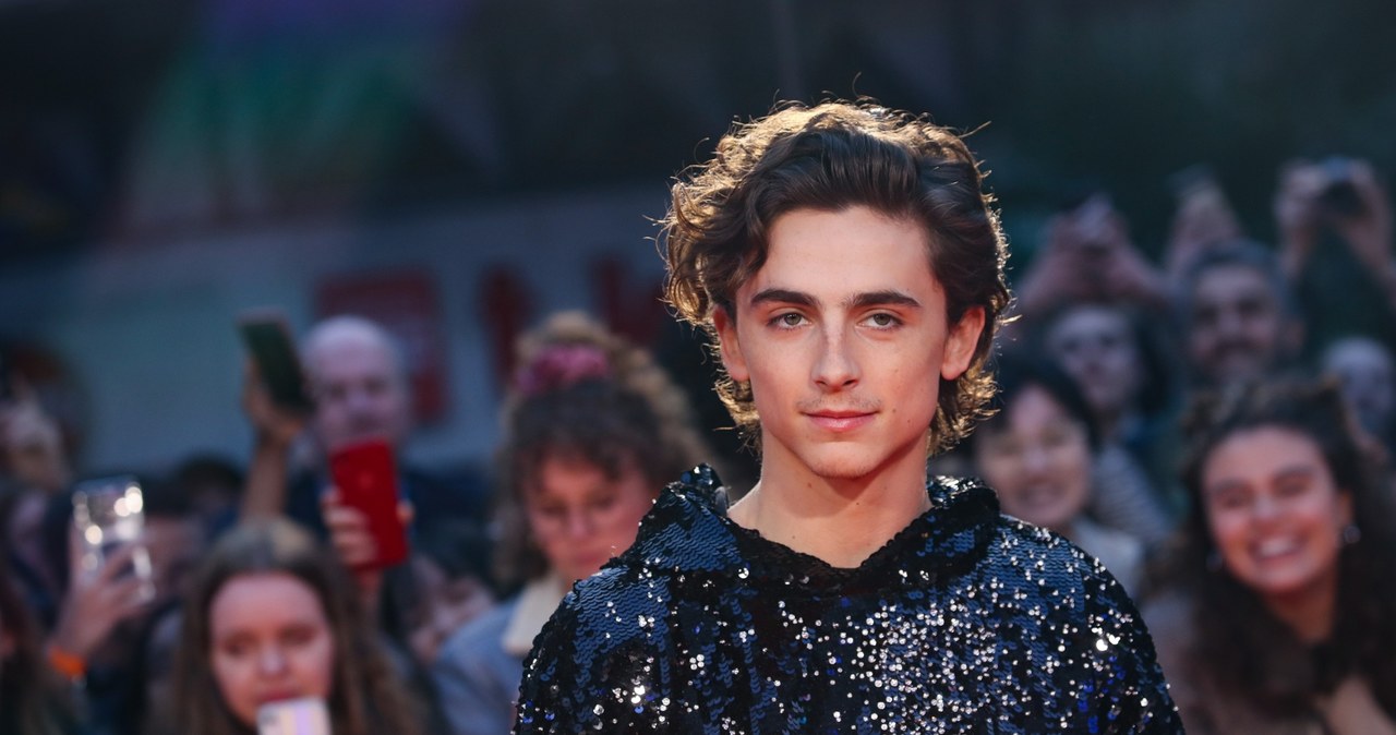 "Bones and All" to nowy film Luki Guadagnino i kolejny włoskiego twórcy, w którym główną rolę zagrał Timothee Chalamet. Obaj spotkali się już na planie głośnej produkcji "Tamte dni, tamte noce". Obraz ma mieć światową premierę podczas Międzynarodowego Festiwalu Filmowego w Wenecji. Pojawił się właśnie pierwszy teaser "Bones and All".