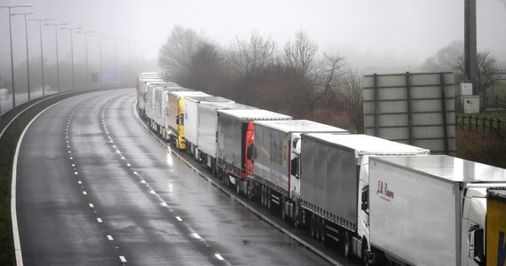 Ponad 1500 ciężarówek utknęło w hrabstwie Kent w południowo-wschodniej Anglii, czekając na możliwość wyjazdu do Francji - poinformowała brytyjska minister spraw wewnętrznych Priti Patel. Zapewniła, że trwają rozmowy z Francją w sprawie wznowienia ruchu.