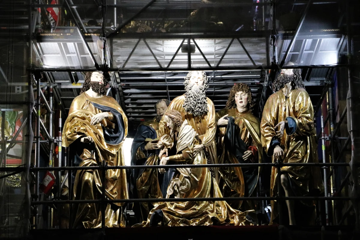 Praca konserwatorskie nad renowacją ołtarza Wita Stwosza w Kościele Mariackim w Krakowie dobiegają końca. Podczas przedsięwzięcia dokonano nie lada odkrycia. Naukowcy znaleźli na jednej z figur prawdopodobną datę jej wykonania - rok 1486. "Dużo się dowiedzieliśmy, ale i powróciliśmy do kolorystyki dzieła z początków jego istnienia" - przyznał Dariusz Raś, proboszcz Bazyliki Mariackiej. Obecnie trwa ustawianie wszystkich elementów ołtarza w świątyni. Prace powinny zakończyć się na początku przyszłego roku. 