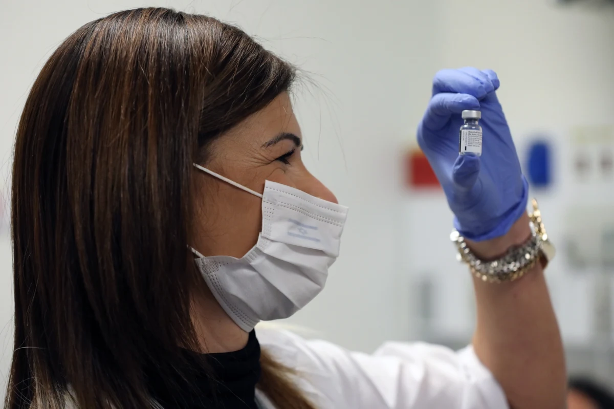 Szpital zakaźny w Warszawie, Szpital Uniwersytecki w Krakowie, ale też małe placówki w Sanoku czy Kutnie. Znamy listę 73 lecznic, w których w niedzielę 27 grudnia należy spodziewać się pierwszych szczepień personelu medycznego przeciwko koronawirusowi. Tak się stanie, jeśli pierwsza partia 10 tysięcy dawek szczepionki Comirnaty firmy Pfizer i BioNTech przyjedzie do Polski w drugi dzień świąt. 