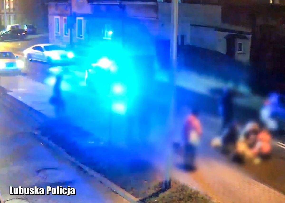 Dramatyczne potrącenie na przejściu dla pieszych w Zielonej Górze. Kierujący - nie widząc znajdującej się na drodze kobiety - z impetem ją potrącił. Siła uderzenia była tak duża, że 47-latkę odrzuciło kilkadziesiąt metrów od miejsca zdarzenia. 