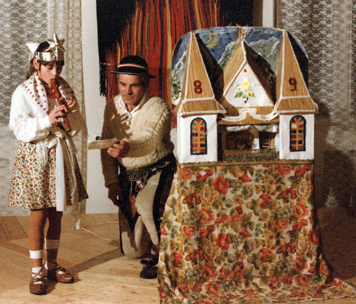 Święta Bożego Narodzenia to nie tylko tradycyjne potrawy, regionalne zwyczaje, ale także wyjątkowe słownictwo. Takich oryginalnych słów i wyrażeń nie brakuje w polskich gwarach. Jak więc w gwarze podhalańskiej brzmi wigilia i kolędnicy? Kto pod Tatry przynosi prezenty? Co lub kogo oznacza połaźnik? Oto nasz świąteczny słownik po góralsku!