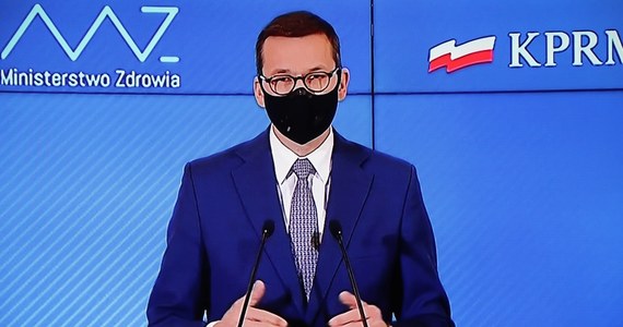 "W drugim dniu Świąt szczepionki dotrą do Polski. Narodowy Program Szczepień jest największym zadaniem logistycznym ostatnich lat" - powiedział premier Mateusz Morawiecki. Poinformował, że pierwsza osoba zostanie zaszczepiona w szpitalu MSWiA w Warszawie za kilka dni.