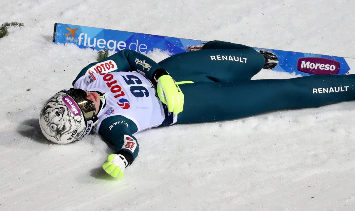 ​Tomasz Pilch (Wiślańskie Stowarzyszenie Sportowe) został mistrzem Polski w skokach narciarskich. Rywalizację kobiet wygrała Kamila Karpiel (AZS Zakopane). Ze względu na warunki atmosferyczne na obiekcie w Wiśle-Malince rozegrano tylko jedną serię konkursową - groźny wypadek zaliczyła Kinga Rajda. 