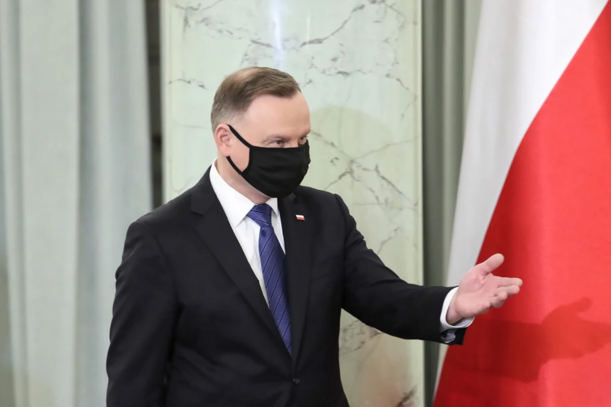 "​Czynimy wszystko, aby decyzja władz francuskich o zamknięciu granicy dla przyjazdów z Wielkiej Brytanii została zmodyfikowana tak, aby transport ciężarowy, zwłaszcza ruch tranzytowy, został otwarty, co umożliwi polskim kierowcom powrót do kraju" - powiedział prezydent Andrzej Duda.