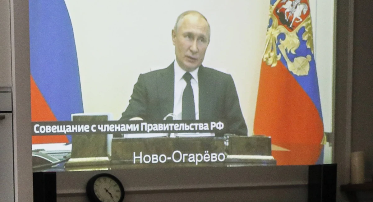 ​Największy nadawca telewizyjny w Rosji Pierwyj Kanał zostanie nieco sprywatyzowany. Zgodnie z dekretem prezydenta Władimira Putina państwo ma stracić pakiet kontrolny i zmniejszyć swoje udziały z 51 proc. do 34 proc. - podaje Interfax.