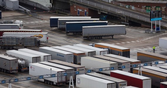 Wielka Brytania osiągnęła porozumienie z Francją ws. przywrócenia ruchu przez kanał La Manche. Po wcześniejszej nagłej decyzji Paryża o niewpuszczaniu jadących z Wielkiej Brytanii samochodów na Wyspach uwięzione zostały tysiące kierowców ciężarówek - w tym wielu Polaków. Francuzi zdecydowali się na ten krok w obawie przed rozprzestrzeniającą się w Wielkiej Brytanii nową, bardziej zaraźliwą odmianą koronawirusa. Zgadzając się na przywrócenie ruchu przez kanał La Manche, postawili warunek.