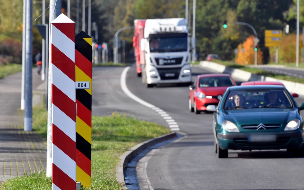 Pomimo trwającego w Niemczech lockdownu, berlińczycy mogli do tej pory wyjeżdżać na krótko do Polski, na przykład na zakupy. Teraz władze landu Berlin zdecydowały, że po wyprawach zakupowych za Odrę konieczna będzie 10-dniowa kwarantanną po powrocie - informuje we wtorek portal rbb24.