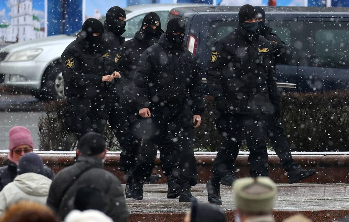 Na Białorusi funkcjonariusze służb bezpieczeństwa przeprowadzili we wtorek zatrzymania dziennikarzy i rewizje w ich mieszkaniach i biurach. Rewizja odbyła się w domu szefowej Press Clubu Ały Szarko, a założycielkę tej organizacji Julię Słucką zatrzymano w Mińsku.