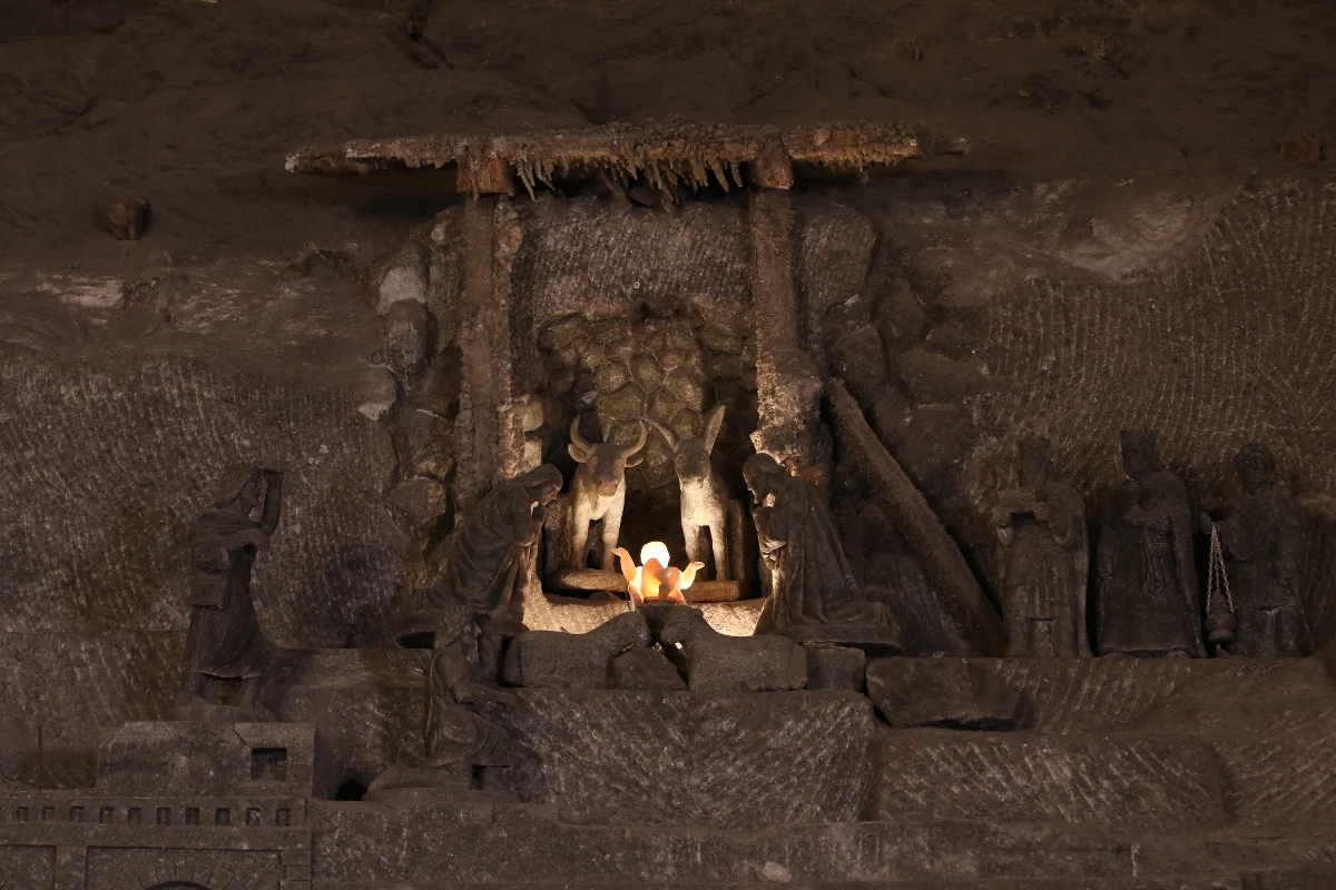 Wyjątkowa Górnicza Pasterka w Wigilię o 8 rano dla każdego. W liturgii w wielickiej kopalni soli od kilku lat uczestniczą nie tylko górnicy. Kaplica św. Kingi w wigilijny poranek wypełniała się  mieszkańcami regionu i przyjezdnymi z dalszych miejscowości. W tym roku z uwagi na obostrzenia Pasterka odbędzie się w małym gronie, ale po raz pierwszy w tej wyjątkowej podziemnej mszy uczestniczyć będzie można za pośrednictwem internetu. 