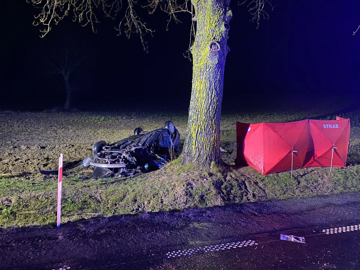 Policja i prokuratura wyjaśniają okoliczności tragicznego wypadku, do którego doszło wczoraj w miejscowości Borzytuchom koło Bytowa na Kaszubach. Na miejscu zginęli 17- i 19-latek.