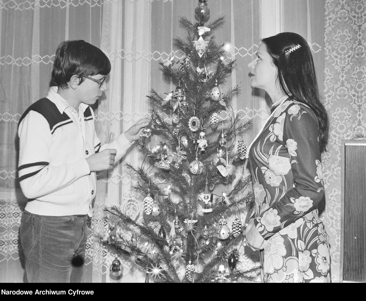 Polacy uwielbiają Boże Narodzenie. Potwierdzają to chociażby archiwalne zdjęcia zgromadzone w Narodowym Archiwum Cyfrowym. Przygotowaliśmy dla Was specjalną galerię zdjęć, w której zobaczycie, jak przed laty wyglądały przystrojone choinki, przedświąteczne zakupy czy wreszcie wieczerze wigilijne. 
