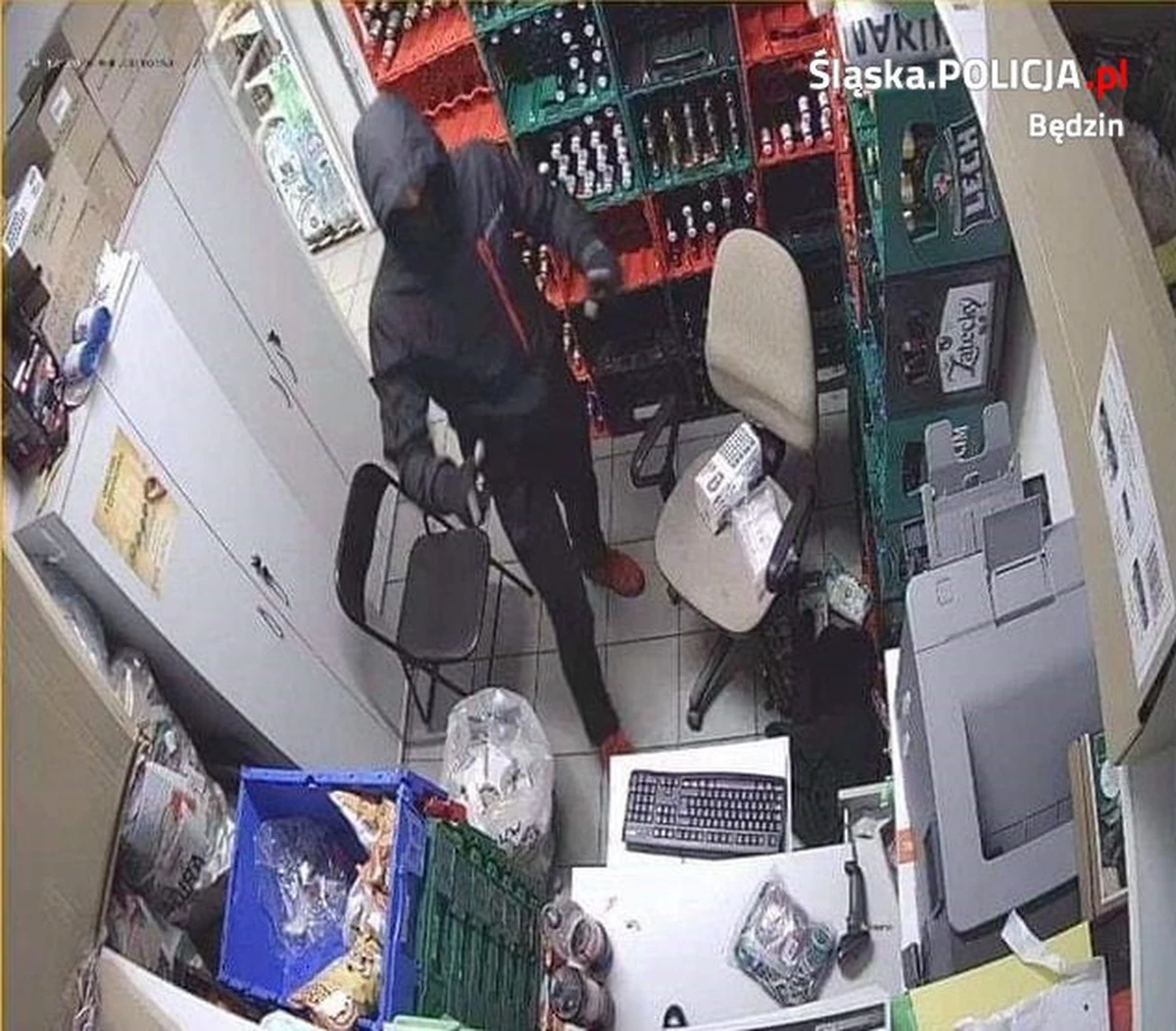Policjanci poszukują dwóch mężczyzn, którzy w miniony weekend podczas napadu na sklep w Psarach w powiecie będzińskim w woj. śląskim pobili do nieprzytomności ekspedientkę. Będzińska policja zamieściła na stronie internetowej nagranie z kamer monitoringu, umieszczonych w sklepie. Funkcjonariusze liczą, że m.in. dzięki temu uda się ustalić tożsamości bandytów.