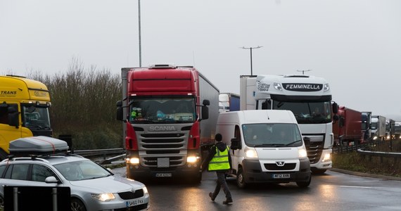 Protest kierowców busów w Dover. Około 300 osób zablokowało autostradę w pobliżu Dover. Dziś mają się tam rozpocząć testy na koronwirusa. Zgodnie z francusko-brytyjskim porozumieniem, tylko osoby z negatywnym wynikiem na Covid-19 będą mogły wjechać na terytorium Francji. Jak się jednak okazuje, kierowcy busów zostali pominięci w procesie testowania. Domagają się interwencji konsula w tej sprawie, chcieliby jak najszybciej wrócić do kraju.