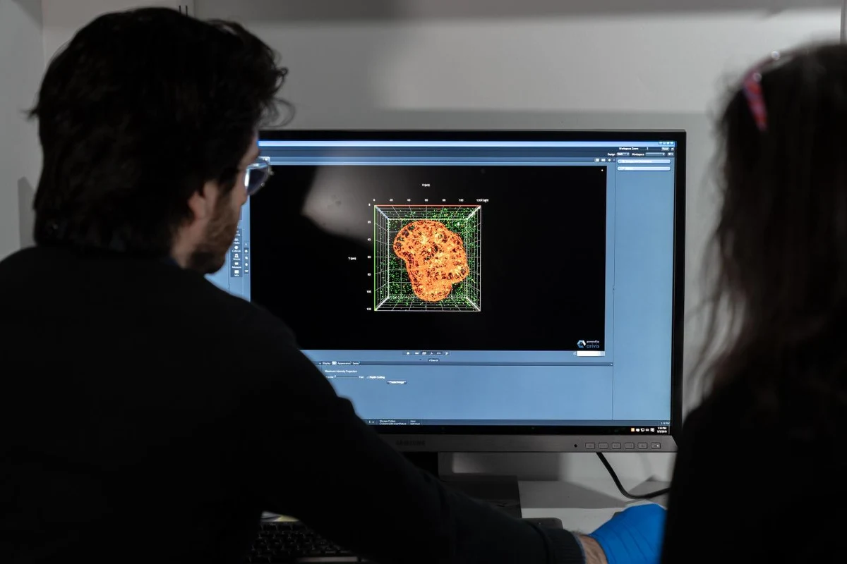 Naukowcy z Uniwersytetu Hebrajskiego w Jerozolimie prezentują obiecujące wyniki badań klinicznych wskazujących na to, że popularny i znany od dawna lek, fenofibrat (Tricor) może pomóc osobom najciężej przechodzącym zakażenie koronawirusem. Ogłoszone podczas konferencji naukowej SPARK wyniki badań wskazują na to, że lek obniżający poziom cholesterolu i trójglicerydów we krwi ogranicza uszkodzenia płuc u chorych na Covid-19.