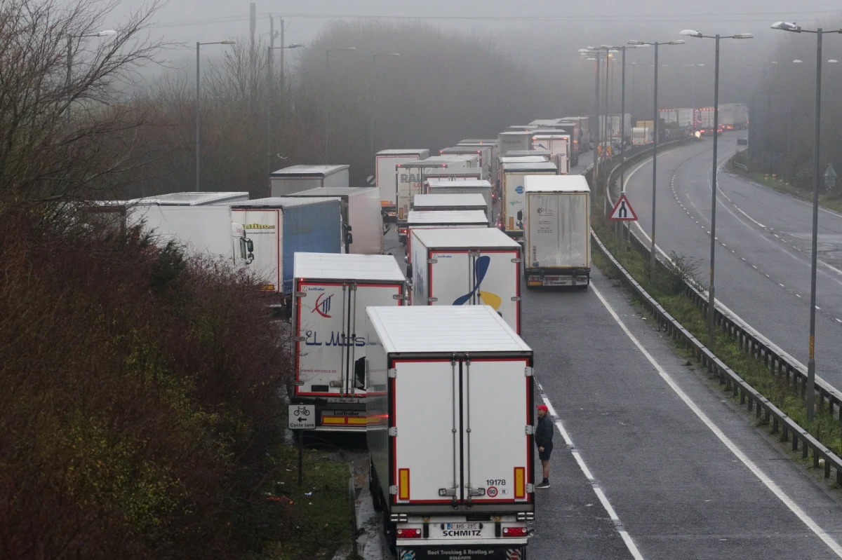 Rośnie desperacja polskich kierowców, uwięzionych od kilku dni w Wielkiej Brytanii i oczekujących na testy na obecność koronawirusa. Negatywny wynik takiego testu jest warunkiem wpuszczenia na terytorium Francji. Sytuacja po angielskiej stronie kanału La Manche jest ekstremalnie trudna. Pan Marcin, z którym rozmawialiśmy, planuje rozpoczęcie strajku głodowego. "Nie mamy tu żadnego innego wyjścia. Nie mamy sanitariatów, nie mamy wody, nie mamy niczego - i żadnych informacji" - powiedział nam kierowca. Brytyjczycy nie ukrywają tymczasem, że rozładowanie gigantycznego zatoru potrwa kilka dni.