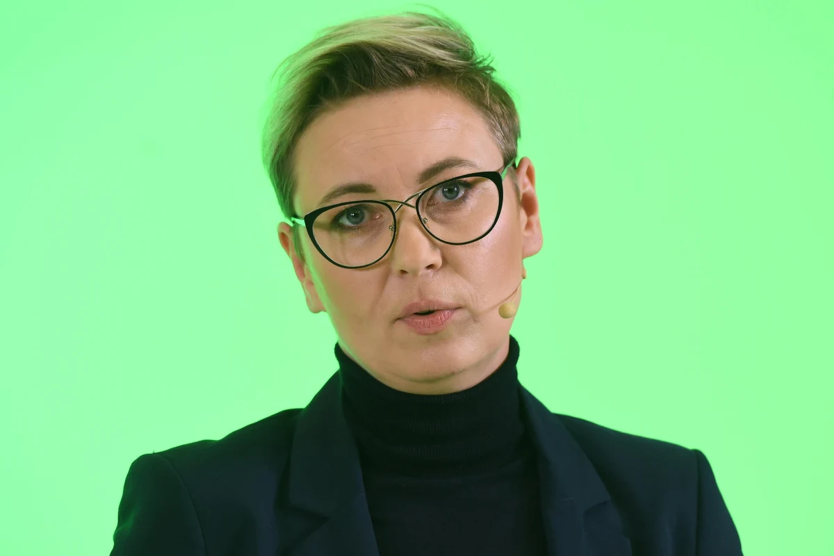 "To jest bardzo zabawna historia - właściwie bardzo smutna" - stwierdziła w Popołudniowej rozmowie w RMF FM Adriana Porowska, prezes Kamiliańskiej Misji Pomocy Społecznej pytana o testy na koronawirusa dla bezdomnych. "Jakby pan zadał to pytanie w rządzie, a nawet już je zadała pani posłanka Hanna Gil-Piątek to usłyszała, że osoby bezdomne, tak jak cała reszta społeczeństwa, mogą się testować, że testy są dostępne też dla osób nieubezpieczonych. Tylko pan rzecznik zapomniał dodać, że żeby być testowanym, najpierw trzeba iść do lekarza pierwszego kontaktu, a tam już trzeba mieć ubezpieczenie" - tłumaczyła. "Są pieniądze w samorządzie tzw. covidowe, z których organizacje pozarządowe mogą organizować pomoc dla osób bezdomnych. Z nich też nie można kupić testów, bo to nie są pieniądze ze służby zdrowia, tylko z pomocy społecznej. Polska resortowa ma się świetnie. Testy musieliśmy kupić za pieniądze zebrane w internecie" - dodała rozmówczyni Marcina Zaborskiego. 