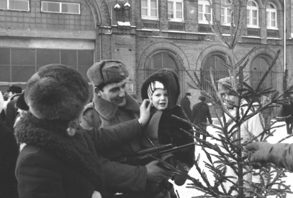 Święta 2020 - ze względu na pandemię koronawirusa - będą zdecydowanie inne niż poprzednie, z ograniczeniami, strachem o bliskich czy o własne zdrowie. W naszej historii zdarzały się już podobne Boże Narodzenia - jak te w czasie epidemii grypy hiszpanki, niemieckiej okupacji czy stanu wojennego. W RMF FM i na RMF24.pl przypominamy, z czym w przeszłości musieli mierzyć się nasi rodacy.