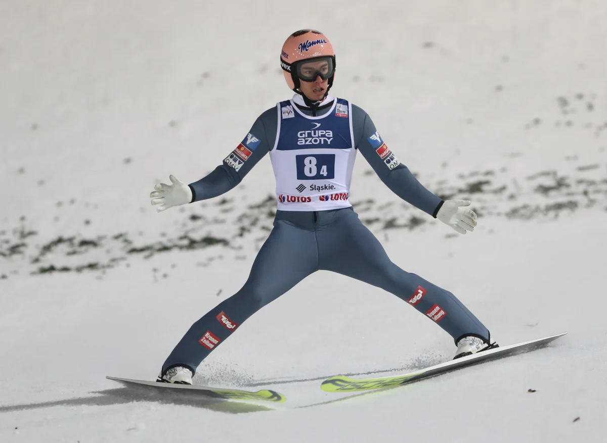 Po zakażeniu koronawirusem i problemach z plecami do składu Austrii na Turniej Czterech Skoczni wrócił Stefan Kraft. Zwycięzca klasyfikacji generalnej Pucharu Świata w poprzednim sezonie w obecnym cyklu nie zdobył  jeszcze nawet punktu.