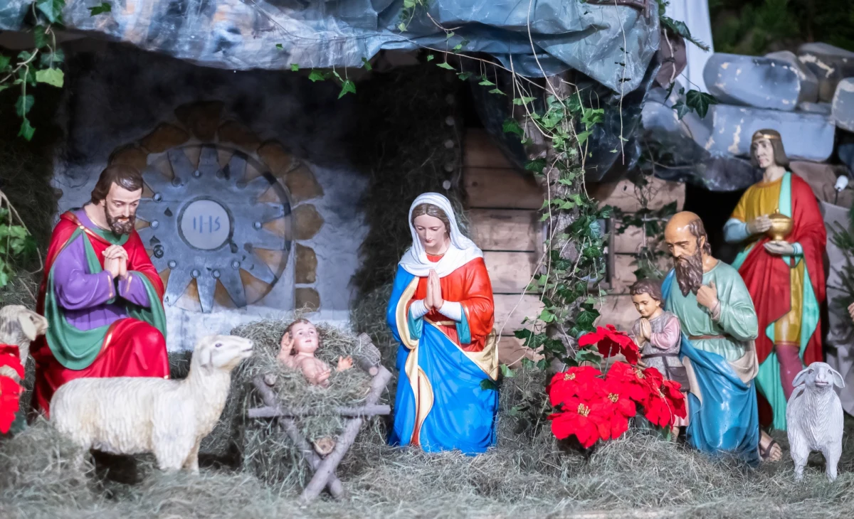 Postanowiłem sobie już jakiś czas temu, że przed Świętami Bożego Narodzenia tak właśnie muszę zatytułować dzisiejszy felieton. Tyle że szybko okazało się, że mam problem z tym, jak potem wypełnić go treścią. Ja wiem, że u piszących w internetach z treścią nie zawsze jest wszystko w porządku i że często tytuł nie ma z treścią wiele wspólnego. Problem jednak jest moim zdaniem głębszy. Chodzi bowiem o to, kto z nas dziś ma jeszcze chęć okazywania dobrej woli, a kto jest gotów w tę dobrą wolę uwierzyć i odpowiedzieć tym samym. Chcę wierzyć, że te Święta, jak zawsze dotąd, pokłady dobrej woli w nas uruchomią. W tym szczególnym roku ta akurat wiara nie jest jednak przesadnie silna. 