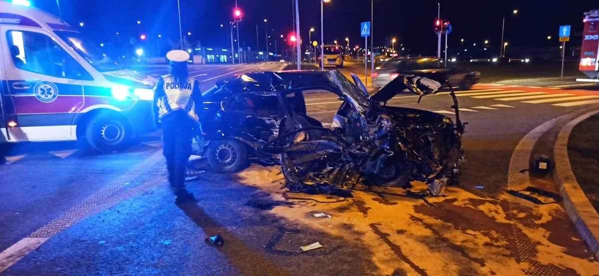 ​28-letni mężczyzna spowodował wypadek w Białymstoku, porzucił auto i uciekał razem z pięcioletnim dzieckiem.  Kierowcę, zatrzymał policjant - przewodnik z psem. 
W wypadku dwie osoby zostały ranne, trafiły do szpitala. Jak informuje reporter RMF FM Piotr Bułakowski 28-latek był trzeźwy. 