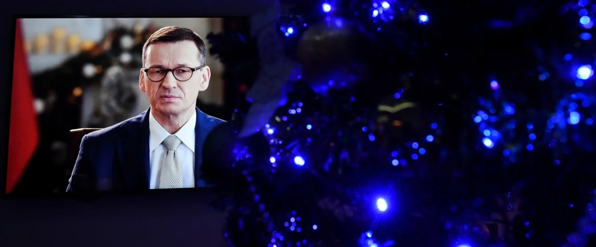 Przed nami Narodowy Program Szczepień na Covid-19, który ruszy w styczniu, a w szerokim zakresie - w lutym. Skorzystajmy z niego, spędźmy też świąteczny czas w kameralnym gronie, nie dopuśćmy do tego, by ktoś, komu szczepionka może uratować życie, nie doczekał się jej - zaapelował premier Mateusz Morawiecki. W przedświątecznym wystąpieniu szef rządu przepraszał też za niedogodności, z którymi aktualnie mierzą się Polacy.