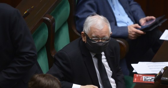 Gdyby wybory parlamentarne odbyły się w najbliższą niedzielę, wygrałaby ją Zjednoczona Prawica, na którą chce głosować 33 proc. badanych - wynika z sondażu Social Changes dla portalu wPolityce.pl. Na drugim miejscu jest Koalicja Obywatelska z poparciem na poziomie 26 proc. 