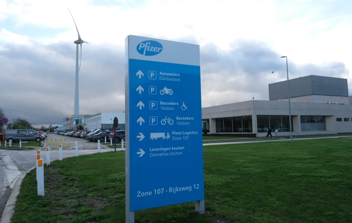 Belgijska fabryka amerykańskiej grupy farmaceutycznej Pfizer w Puurs w rejonie Antwerpii została wybrana do produkcji szczepionki przeciwko Covid-19. Pierwsze partie preparatu pojawią się we wszystkich krajach UE 26 grudnia. Zakład w 2021 roku ma wyprodukować 1,3 miliarda dawek.