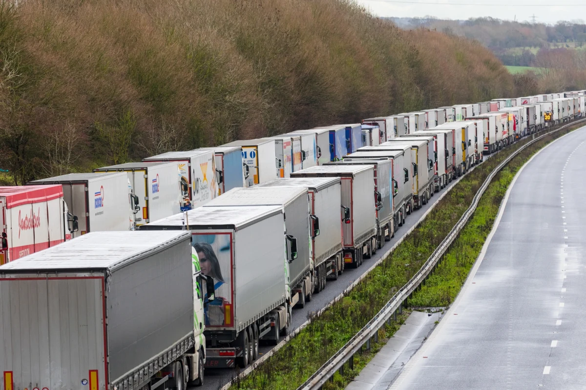 „Pierwsi polscy kierowcy, którzy od kilku dni czekali ma możliwość przeprawy przez kanał La Manche, są już na terytorium Francji” - poinformowała wczesnym popołudniem w mediach społecznościowych ambasada RP w Londynie. Instytucja przekazała także, że Francja zniosła świąteczne ograniczenia ruchu pojazdów powyżej 7,5 tony dla powracających z Wielkiej Brytanii. Polscy kierowcy zostali zatrzymani po brytyjskiej stronie kanału La Manche ze względu na nowy szczep koronawirusa, który pojawił się na Wyspach. 
