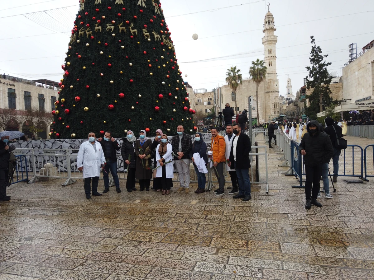 "Tegoroczne święta w Betlejem są inne niż zwykle. Nie ma tu dziś tej radości, którą przywozili ludzie z całego świata! Dziś plac przed Bazyliką Narodzenia Pańskiego jest pusty. Jest tylko niewielka liczba osób, tutejszych chrześcijan" - opowiada o świętach franciszkanin ojciec Tomasz Dubiel, który bierze udział w przygotowaniach najsłynniejszej na całym świecie pasterki. Ze względu na surowe obostrzenia w mieście jest niewielu pielgrzymów.