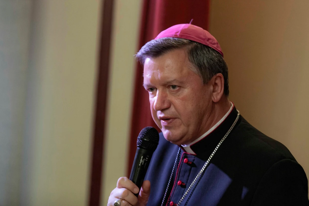 "Spotkajmy się jako ci, których więcej łączy niż dzieli; spotkajmy się, by wnieść światło w świat, który tak często ogarniają ciemności, by wnieść światło w życie naszych rodzin, społeczności w których żyjemy i naszej ojczyzny" - powiedział w orędziu na Boże Narodzenie metropolita wrocławski abp Józef Kupny.