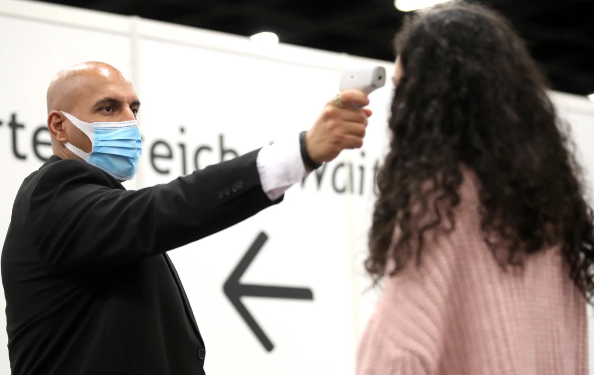 W ciągu ostatniej doby zarejestrowano w Niemczech 25 533 nowe przypadki zakażenia koronawirusem i 412 kolejnych zgonów - poinformował w piątek rano berliński Instytut im. Roberta Kocha (RKI).