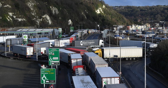 Poprawia się sytuacja Polaków, którzy od kilku dni czekają na wyjazd do Francji w brytyjskim Manston. Na przejazd przez kanał La Manche oczekuje jednak nadal 2500 kierowców ciężarówek pochodzących z różnych krajów. Grupa osób niezakażonych wirusem, jak ustalił w ambasadzie Polski w Londynie reporter RMF FM Michał Dobrołowicz, stanowi zdecydowaną większość wszystkich Polaków oczekujących na wjazd. W wykonywaniu obowiązkowych badań w kierunku Covid-19 pomagają medycy, którzy specjalnie w tym celu przylecieli na Wyspy Brytyjskie z Polski.