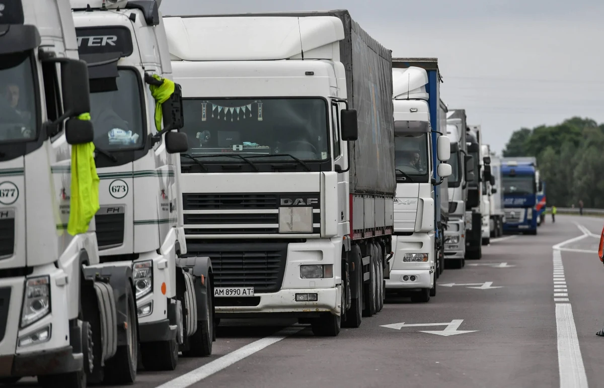 Bożonarodzeniowe kolejki ciężarówek na wschodniej granicy Polski. Jest nieco lepiej niż w czwartek wieczorem, ale powodów do radości niestety nie ma. 
