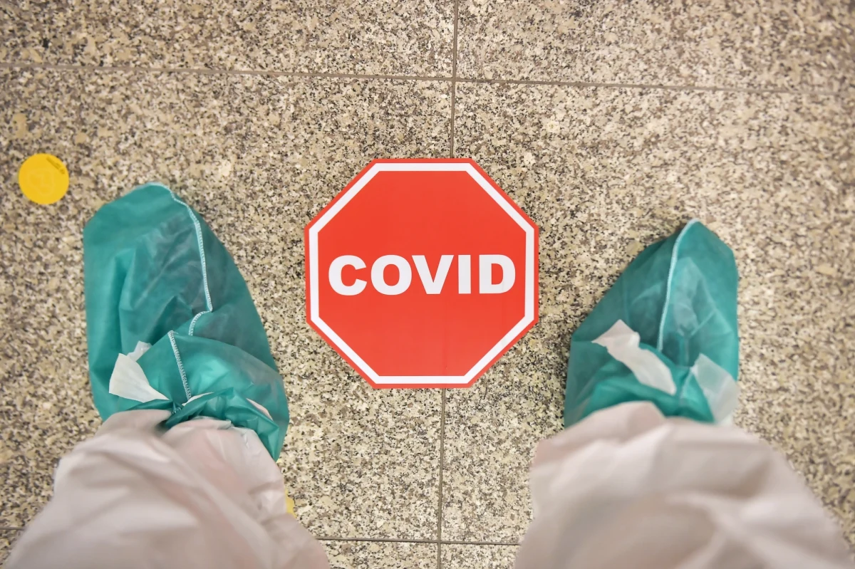 "Zidentyfikowanie nowego wariantu koronawirusa na Wyspach Brytyjskich powinna być dla nas przypomnieniem, że mierzymy się z wrogiem, który posiada potężne siły adaptacyjne" – stwierdził w rozmowie z PAP dr hab. Piotr Rzymski ekspert w dziedzinie biologii medycznej i badań naukowych Uniwersytetu Medycznego im. Karola Marcinkowskiego w Poznaniu. "Koronawirus zmienia się, mutuje, bo taka jest też natura wirusów i nie można jej lekceważyć" – zaznaczył. 
