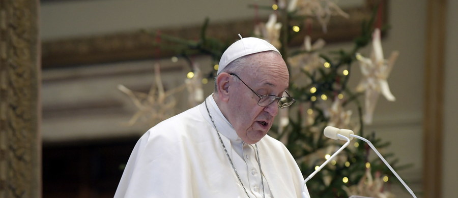 "W tym historycznym momencie, naznaczonym przez kryzys ekologiczny i ciężkie nierówności ekonomiczne oraz społeczne, które zostały zwiększone przez pandemię koronawirusa, bardziej niż kiedykolwiek potrzebujemy braterstwa" – mówił papież Franciszek w orędziu na Boże Narodzenie. Z powodu częściowego lockdownu we Włoszech papież wygłosił je nie z balkonu bazyliki Świętego Piotra, ale z Auli Błogosławieństw, skąd transmitowały je media.