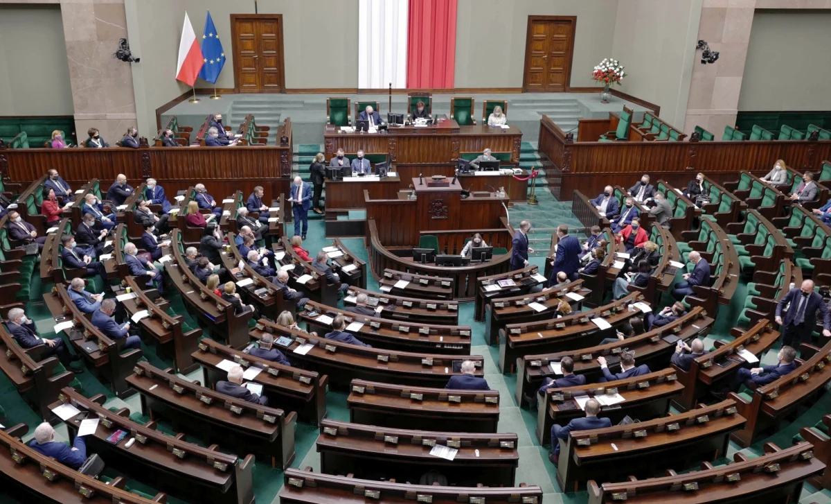 Dotychczas w obecnej kadencji Sejmu najwięcej - ponad 1200 interpelacji złożyła posłanka Lewicy Katarzyna Kretkowska, 29 posłów złożyło tylko po jednej interpelacji. Najczęściej głos na posiedzeniach Sejmu zabierał Grzegorz Braun (Konfederacja) - 190 razy, 36 posłów tylko raz zabrało głos.