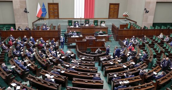 Dotychczas w obecnej kadencji Sejmu najwięcej - ponad 1200 interpelacji złożyła posłanka Lewicy Katarzyna Kretkowska, 29 posłów złożyło tylko po jednej interpelacji. Najczęściej głos na posiedzeniach Sejmu zabierał Grzegorz Braun (Konfederacja) - 190 razy, 36 posłów tylko raz zabrało głos.
