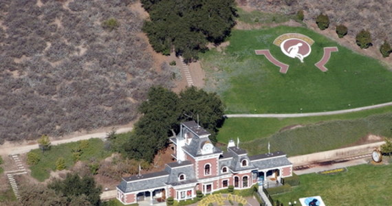 Miliarder Ron Burkle kupił słynne ranczo Michaela Jacksona Neverland w Kalifornii - poinformowała agencja AP. Według dziennika "Wall Street Journal" nieruchomość została sprzedana za 22 mln dolarów.