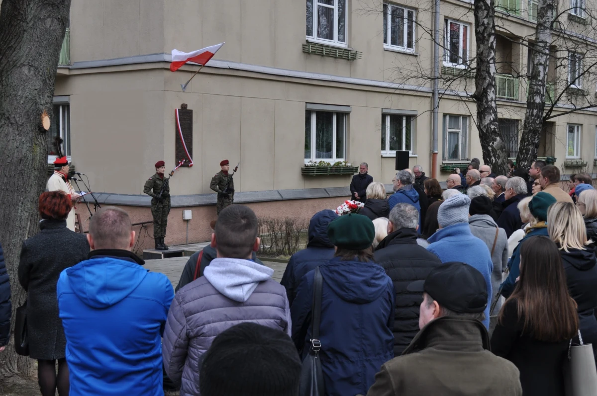 Nowa Huta to moje "miasteczko" pełne wielkich polskich postaci. Ja - skromny nowohucki wyrobnik pióra, prosty robotnik mikrofonu - natrafiam na historie wielu tutejszych ludzi, którzy zasługują na park pomników. Niestety, jeśli już, to mają skromne tabliczki, tablice. Cicho o nich, a często milcząco. Głośno za to o wielkich idolach, bałwanach zbrodniarza Lenina, bolszewickiego Baala, bożka z czasów komuny. Raz po raz w czyjejś głowie jak mięsożerny kwiat rodzi się pomysł uczczenia nowohuckiego pasożyta, hodowanego na kwietnej pożywce w Alei Róż.