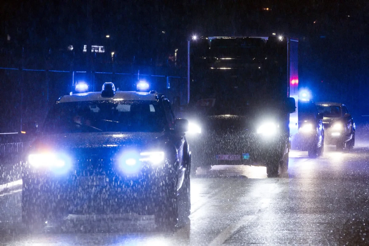 Do Rzymu przywieziona została pierwsza partia 9750 szczepionek przeciw koronawirusowi. Ciężarówkę transportującą preparaty eskortowali przez całą drogę od granicy karabinierzy. Zostaną one przekazane rzymskiemu szpitalowi zakaźnemu Spallanzani.