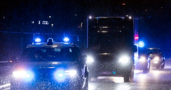 Do Rzymu przywieziona została pierwsza partia 9750 szczepionek przeciw koronawirusowi. Ciężarówkę transportującą preparaty eskortowali przez całą drogę od granicy karabinierzy. Zostaną one przekazane rzymskiemu szpitalowi zakaźnemu Spallanzani.