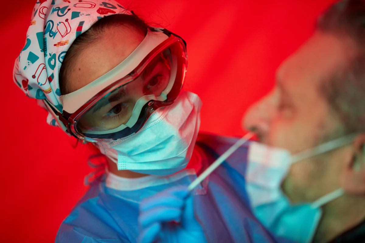 "Od poniedziałku do marca wszystkie osoby przyjeżdżające do Turcji muszą przedstawić negatywny wynik testu na koronawirusa przeprowadzonego w ciągu 72 godzin przed ich przybyciem" - poinformował minister zdrowia Turcji Fahrettin Koca.