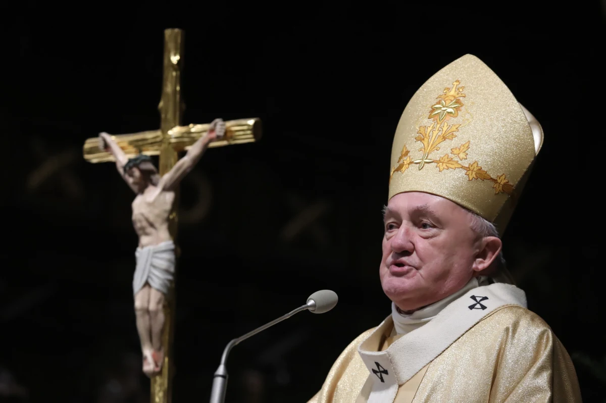 "Pandemia, zatrzymując bieg spraw, postawiła człowieka wobec szeregu pytań natury światopoglądowej i duchowej" - podkreślił metropolita warszawski kardynał Kazimierz Nycz w rozmowie z PAP. Jak dodał, trud szukania odpowiedzi na pytania o sens tego, co przeżywamy, muszą podjąć zarówno teologowie, ludzi nauki, jak i publicyści katoliccy. "Jeśli pozostawimy ludzi bez pogłębionej odpowiedzi, to będziemy mieli od czynienia z oczyszczeniem Kościoła, ale nie takim, jakbyśmy sobie to wyobrażali czy życzyli" - ostrzegł hierarcha. "Ludzie, którzy nie są w stanie poradzić sobie z trudnymi pytaniami, zaczną opuszczać Kościół, zostawiając go gdzieś na boku swojego życia" - ocenił.