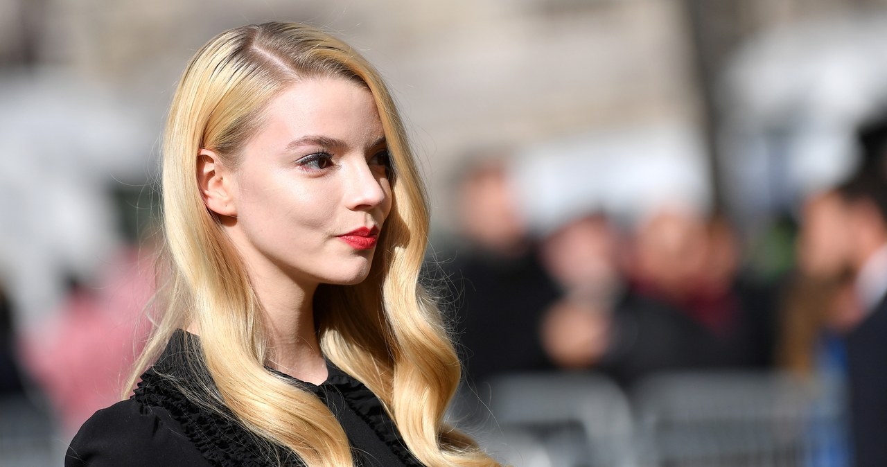 Mijający rok Anya Taylor-Joy bez wątpienia będzie mogła zaliczyć do udanych. Urzekła widzów swoim talentem aktorskim dzięki roli w serialu "Gambit królowej", za którą jest też chwalona przez krytyków filmowych. Wiele osób zwróciło również uwagę na jej nietuzinkową urodę. Aktorka, która sama siebie uważa za niezbyt ładną, zdradziła ostatnio, jakie lubi rytuały pielęgnacyjne. Jednym z nich jest codzienna relaksacyjna kąpiel. Gwiazda uwielbia też perfumy, które - jak sama mówi - są dla niej jak płaszcz ochronny.