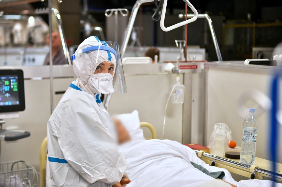 Mamy 5048 nowych przypadków koronawirusa w Polsce. Jak informuje w sobotę Ministerstwo Zdrowia, w ciągu ostatniej doby po przebyciu Covid-19 zmarło 69 pacjentów. To najmniejsza dobowa liczba zgonów od dokładnie dwóch miesięcy. Najnowszy bilans pandemii w Polsce, to 1 253 957 zakażeń. 2 7061 z tych osób zmarło.