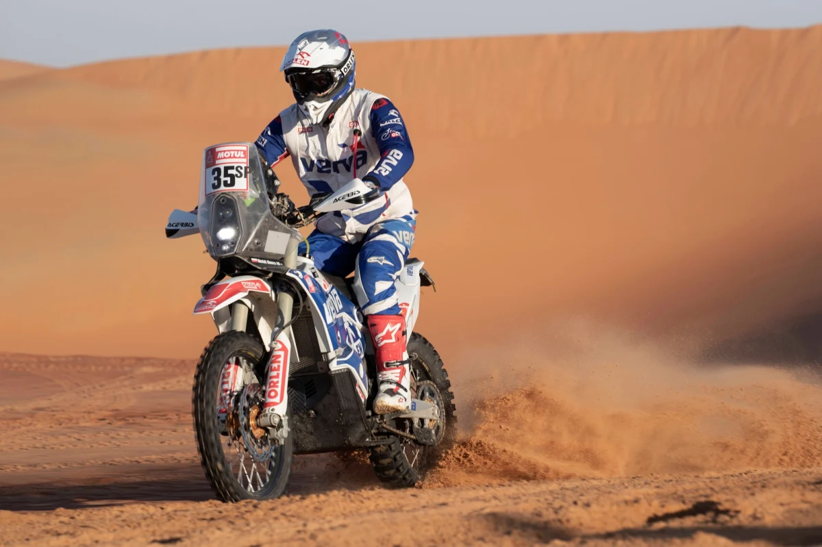 Motocyklista Orlen Teamu Maciej Giemza jest już w drodze na Rajd Dakar. Dziś wylatuje z Amsterdamu do Arabii Saudyjskiej. W rozmowie z Patrykiem Serwańskim opowiedział o swoich przygotowaniach oraz rosnących z każdym rokiem oczekiwaniach. Zdaniem Giemzy Dakar 2021 będzie wolniejszy, ale zdecydowanie trudniejszy od tegorocznej edycji.